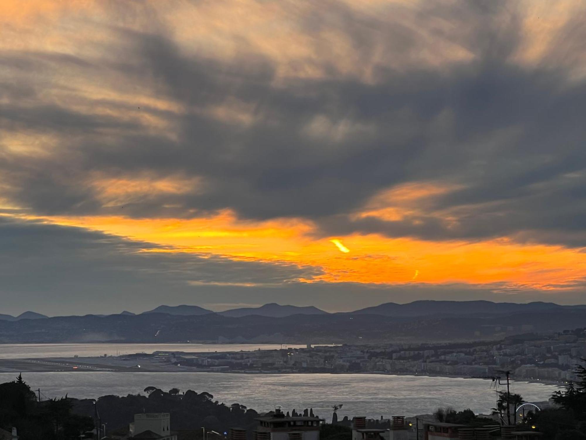 Agreable 3 Pieces Climatise Avec Vue Mer Et Parking Villefranche-sur-Mer Luaran gambar